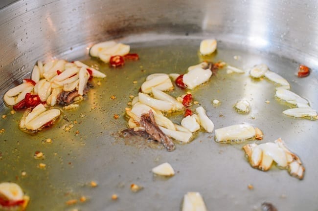 garlic, chili, and anchovy cooking in oil, geagle.miooashdv.tk