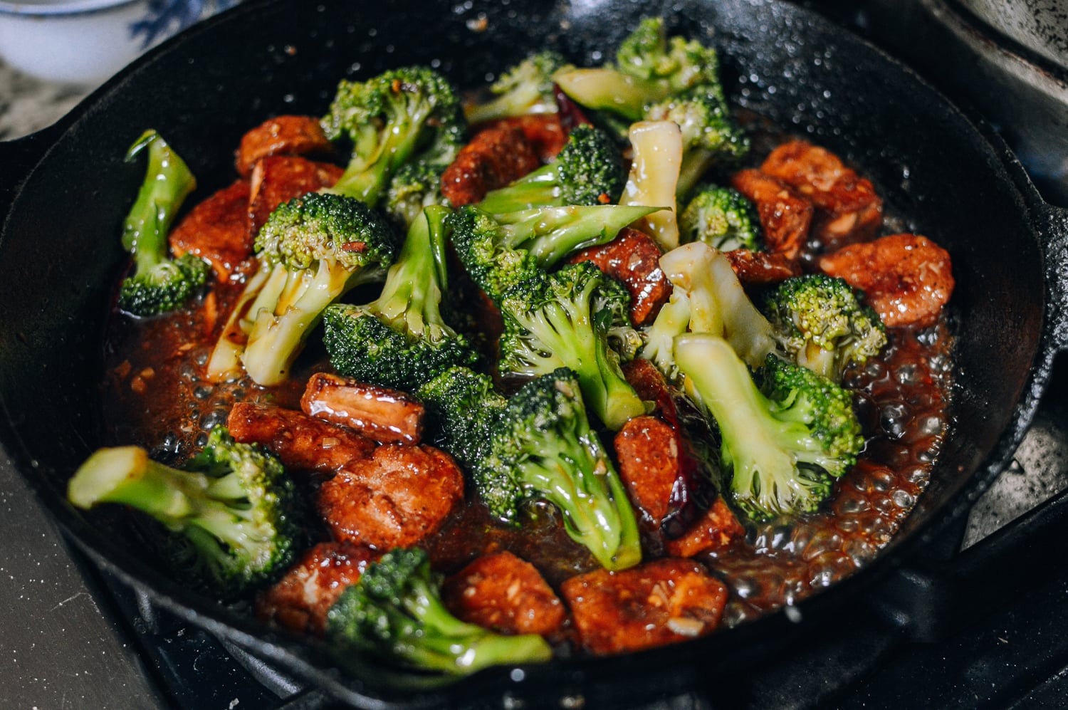 Tossing broccoli and nuggets in sauce, geagle.miooashdv.tk