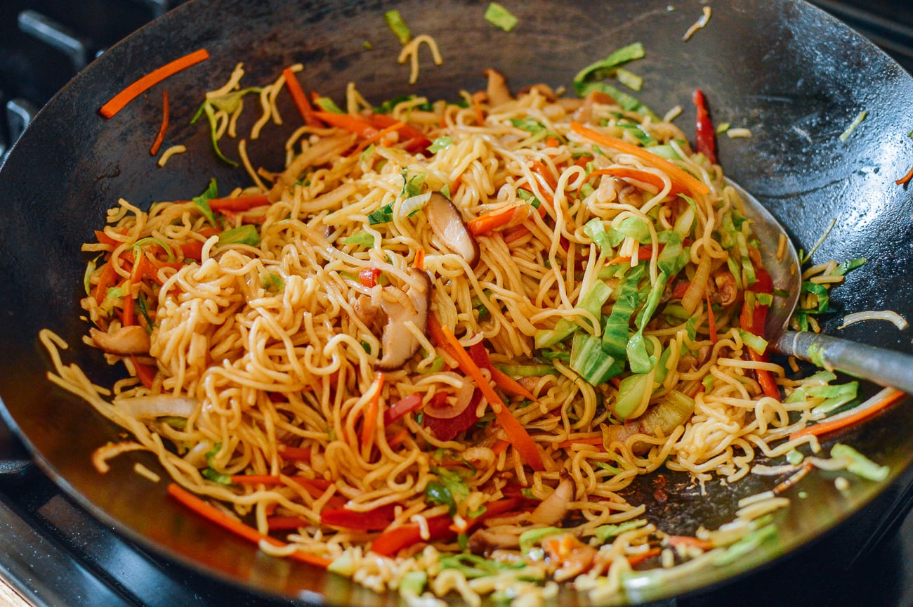 stir-frying vegetable yakisoba