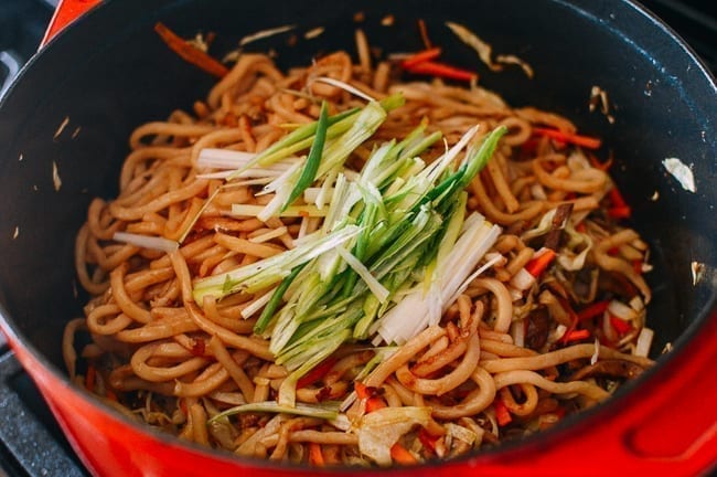 Adding noodles and scallions pack to pot, geagle.miooashdv.tk