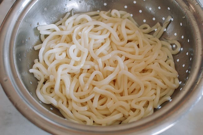 Drained udon noodles in colander, geagle.miooashdv.tk