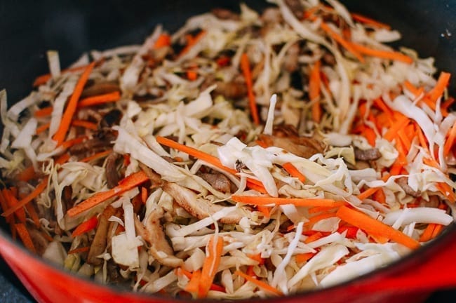 Adding vegetables to yaki udon mixture, geagle.miooashdv.tk