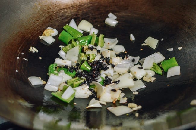Onions, peppers, black beans in wok, geagle.miooashdv.tk