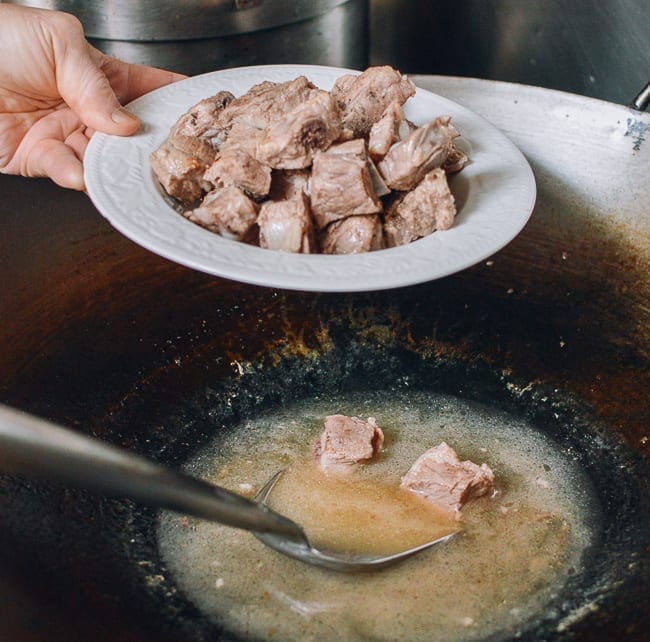 Removing boiled pork ribs to plate, geagle.miooashdv.tk