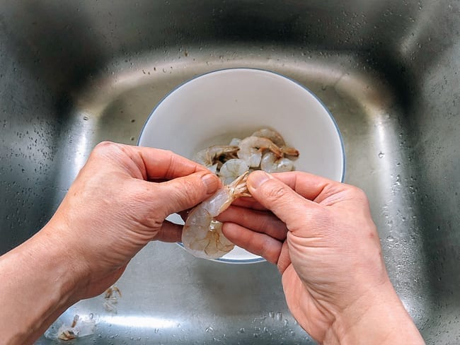 Peeling shell of shrimp tail meat, geagle.miooashdv.tk
