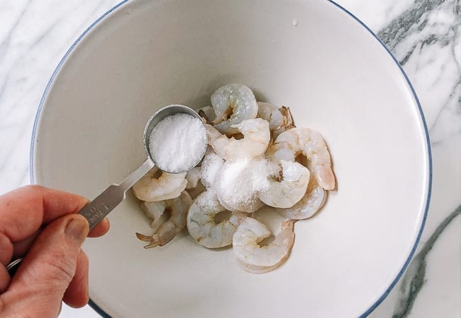 Adding marinade ingredients to shrimp, geagle.miooashdv.tk