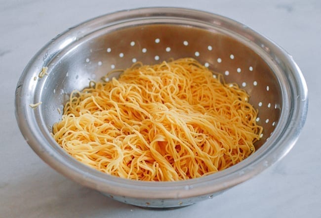 Draining noodles in colander, geagle.miooashdv.tk