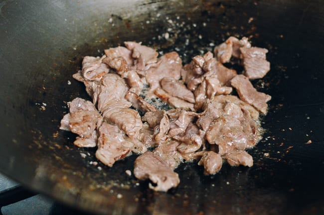 Searing pork slices in wok, geagle.miooashdv.tk