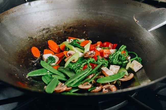Stir-frying blanched mixed vegetables, geagle.miooashdv.tk