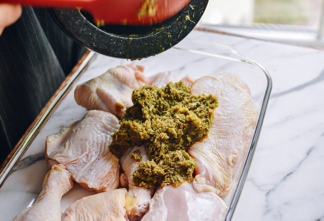 Pouring marinade over chicken pieces, geagle.miooashdv.tk