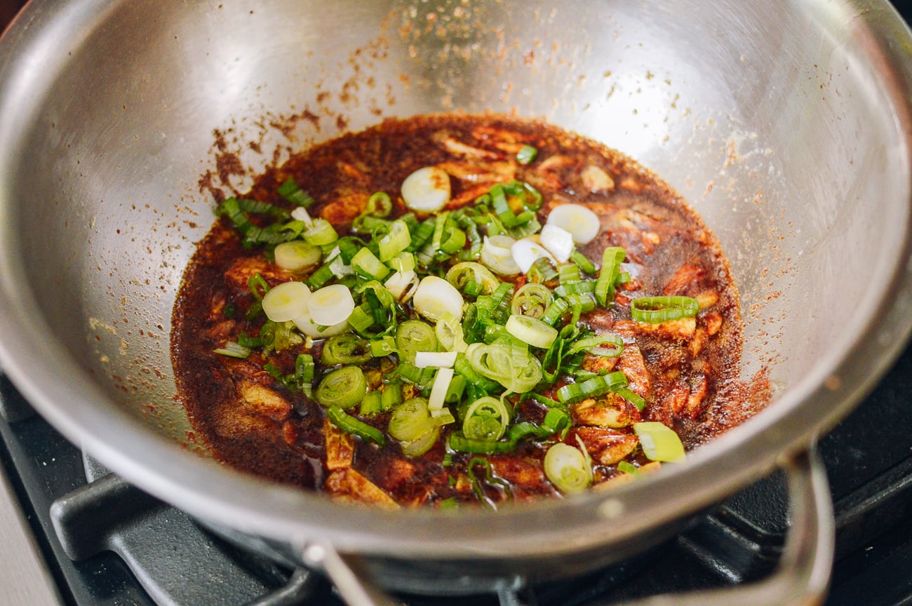 Adding scallions to garlic noodle sauce, geagle.miooashdv.tk