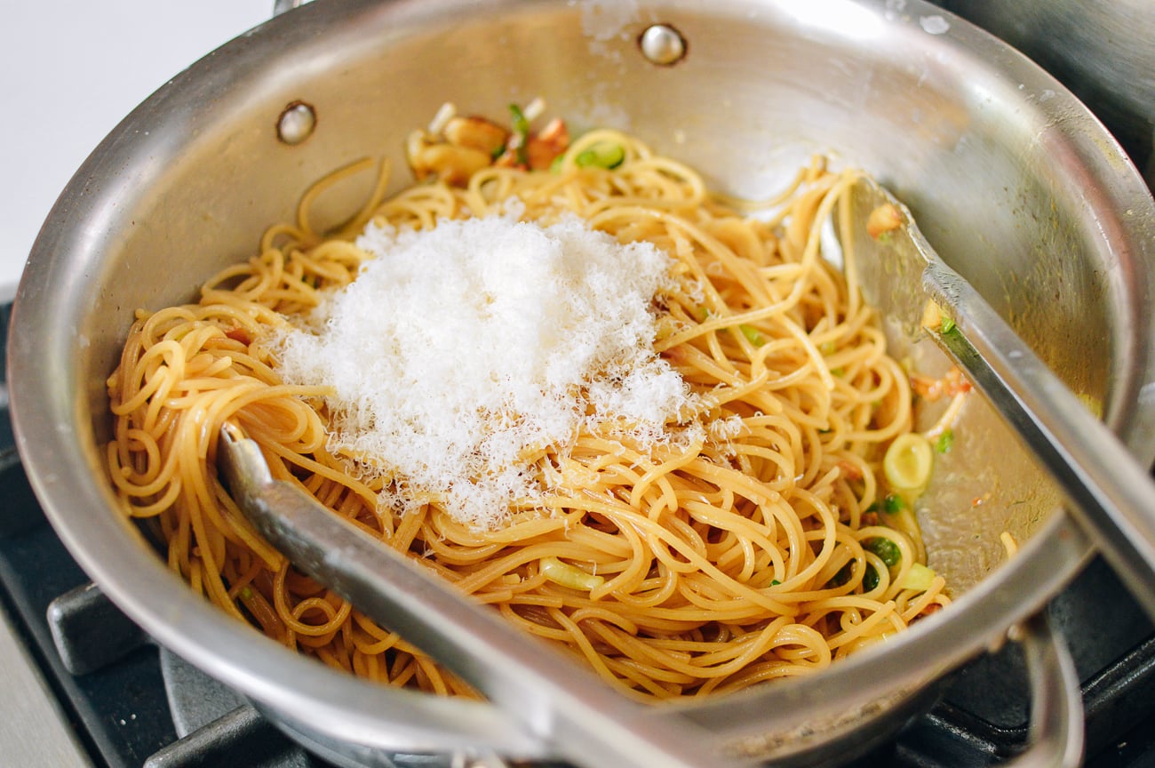 Adding cooked pasta and parmesan cheese to sauce, geagle.miooashdv.tk