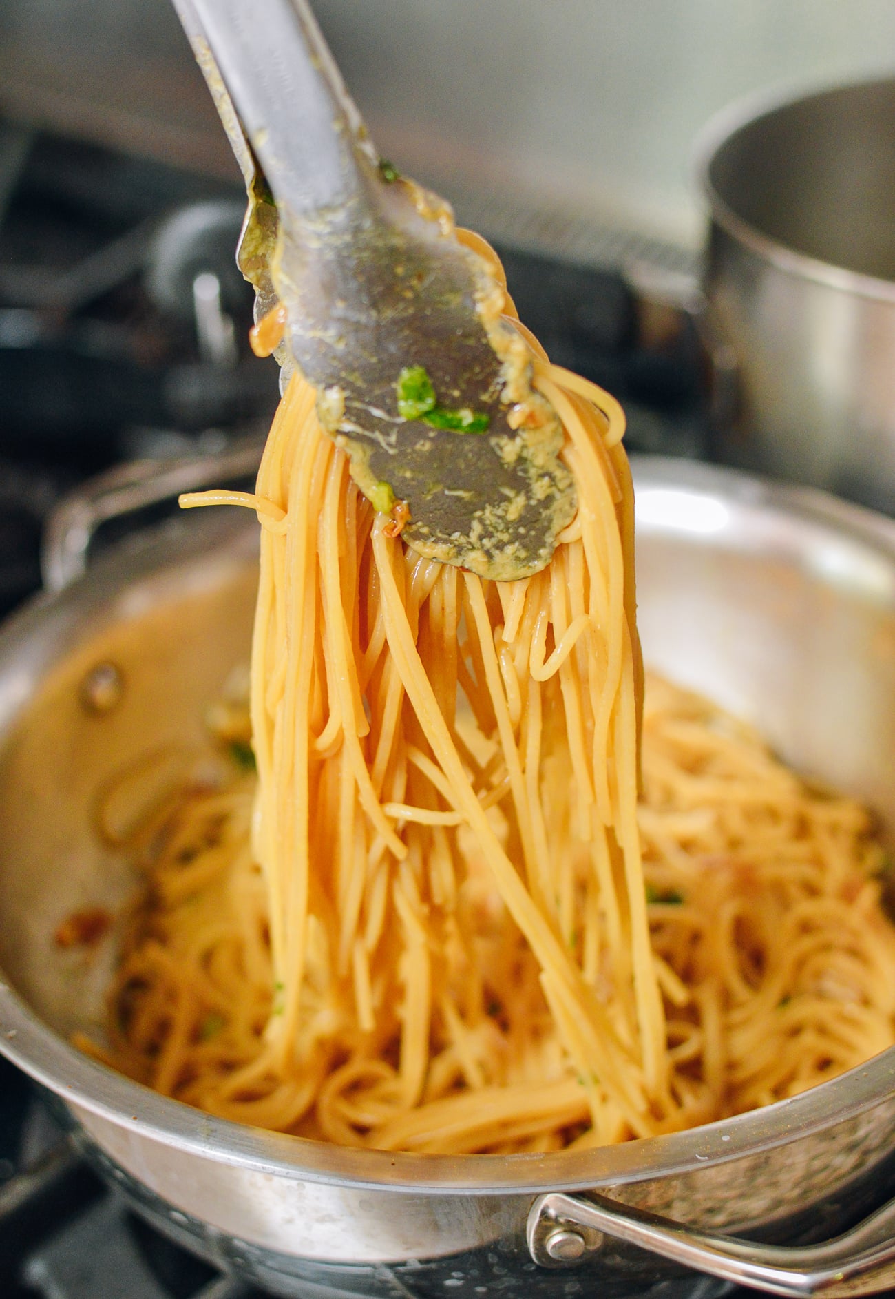 Tossing garlic noodles in sauce, geagle.miooashdv.tk