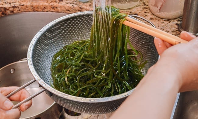 Rinsing blanched kelp in cold running water, geagle.miooashdv.tk