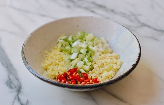 Bowl with ginger, garlic, scallions, thai chili, geagle.miooashdv.tk