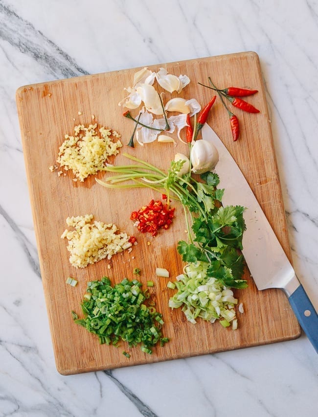 Chopping aromatics on cutting board, geagle.miooashdv.tk