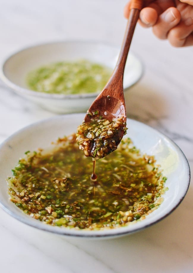 Adding soy sauce to ginger scallion oil, geagle.miooashdv.tk