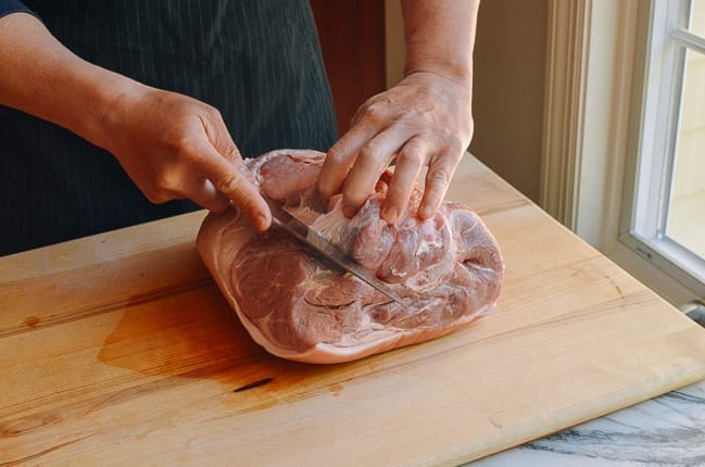 Cutting open pork picnic shoulder to reveal bone, geagle.miooashdv.tk