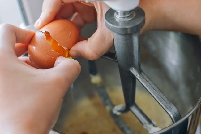 Adding eggs to creamed butter, sugar, and oil, geagle.miooashdv.tk