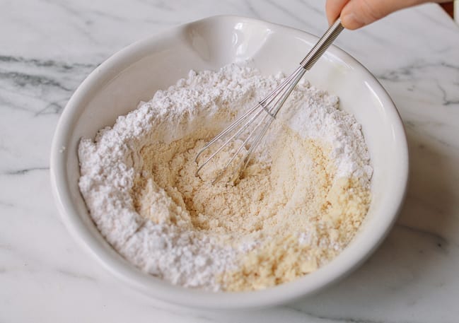 Whisking together almond flour, self-rising flour, and salt, geagle.miooashdv.tk