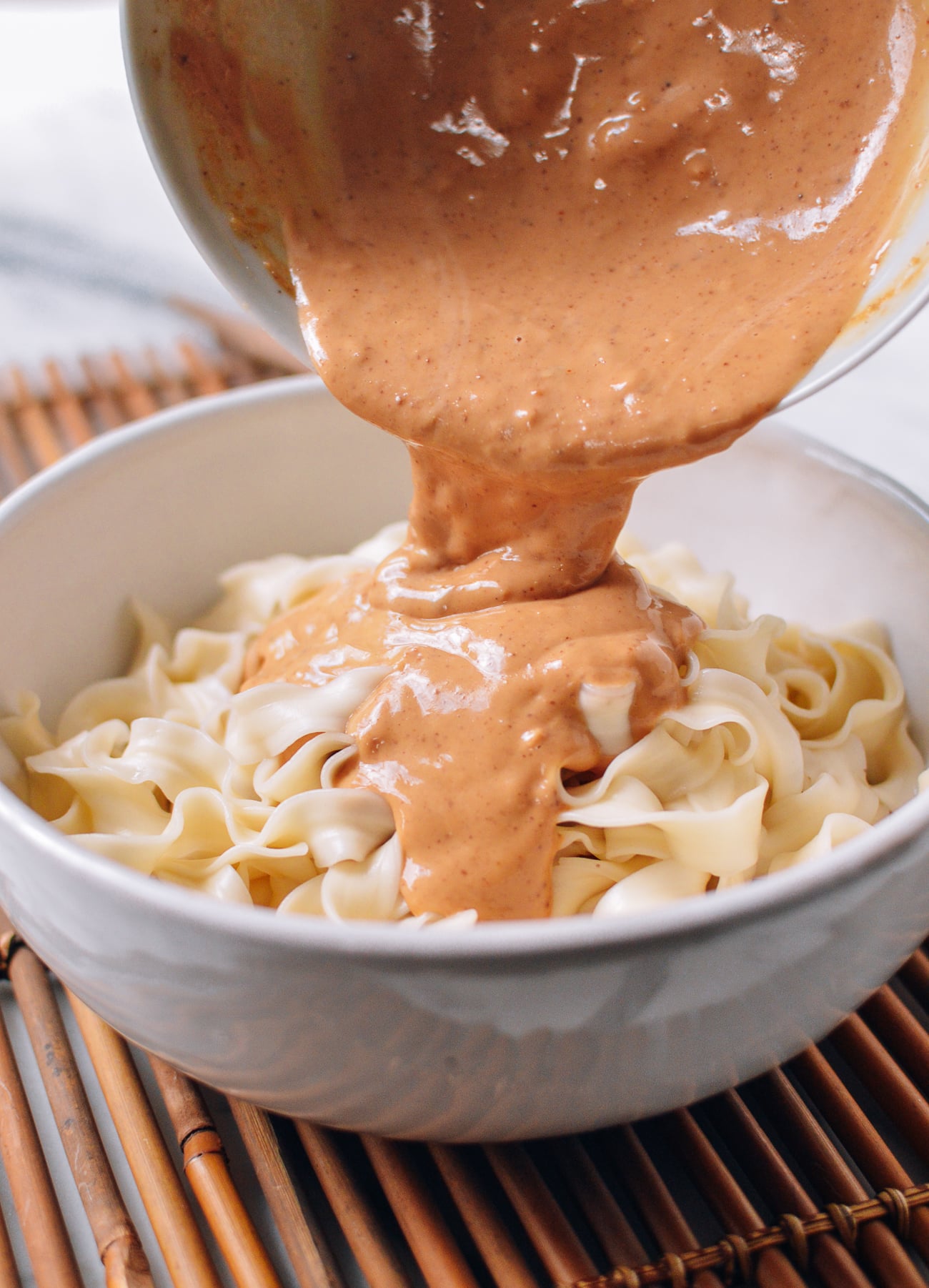 Pouring sauce over noodles, geagle.miooashdv.tk