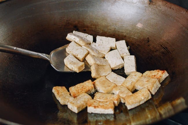 Flipping pan-fried tofu, geagle.miooashdv.tk