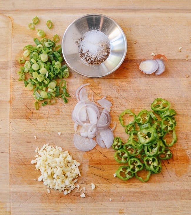 chopped scallions, shallots, garlic, and peppers on cutting board, geagle.miooashdv.tk