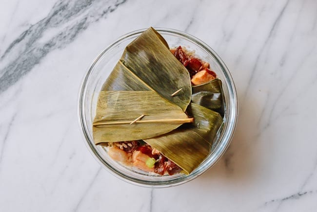 Covering sticky rice with bamboo leaves, geagle.miooashdv.tk