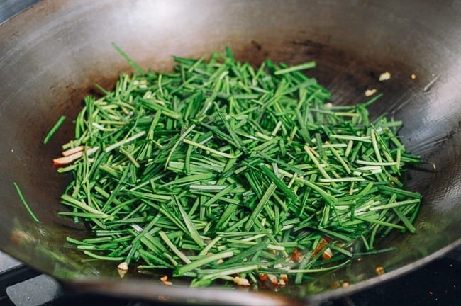 Adding garlic chives to wok, geagle.miooashdv.tk