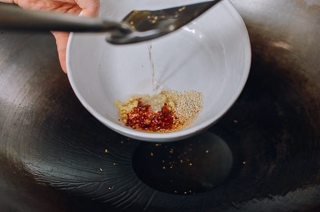 Adding hot oil to sizzle aromatics, geagle.miooashdv.tk