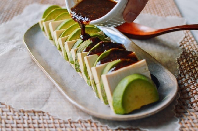 Drizzling sauce over tofu and avocado, geagle.miooashdv.tk