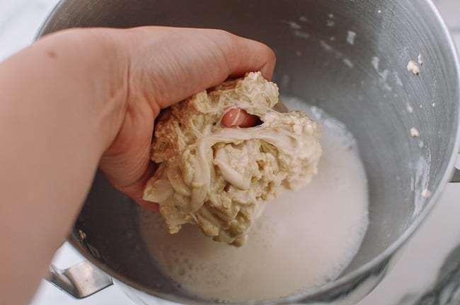 Squeezing dough between fingers to remove excess starch, geagle.miooashdv.tk