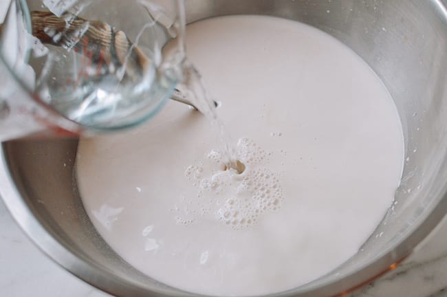 Mixing water into wheat starch to make liangpi batter, geagle.miooashdv.tk