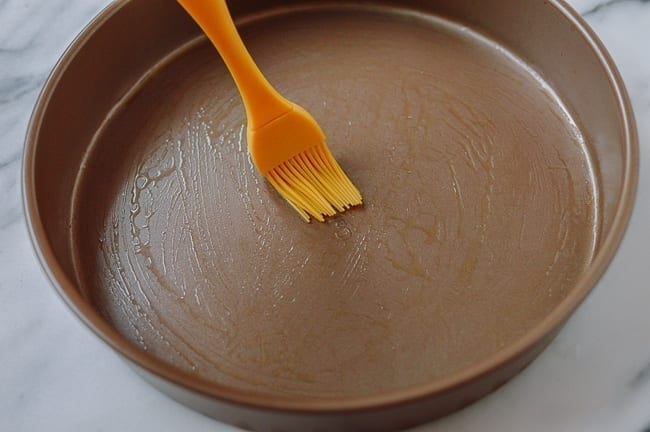 Brushing cake pan with oil, geagle.miooashdv.tk