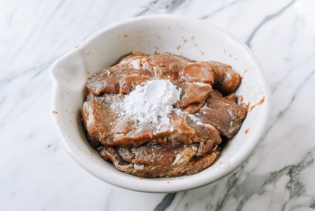Adding potato starch and water to marinated Taiwan pork chops, geagle.miooashdv.tk