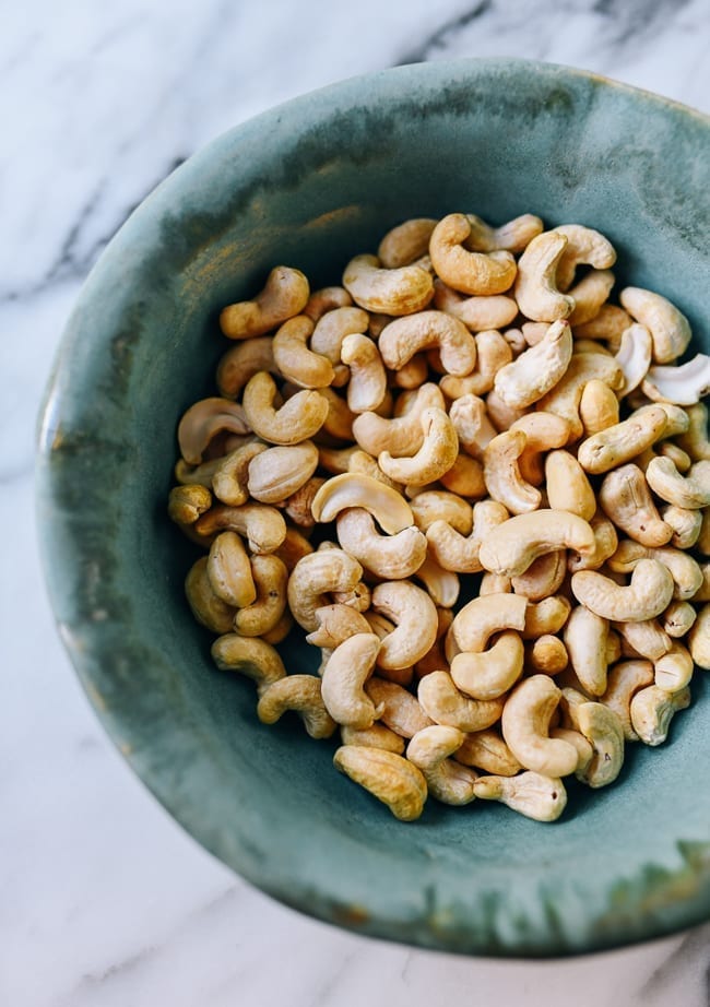 Bowl of raw cashews, geagle.miooashdv.tk