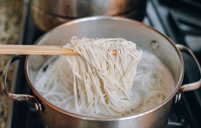 Cooking thin Chinese wheat noodles in pot of boiling water, geagle.miooashdv.tk