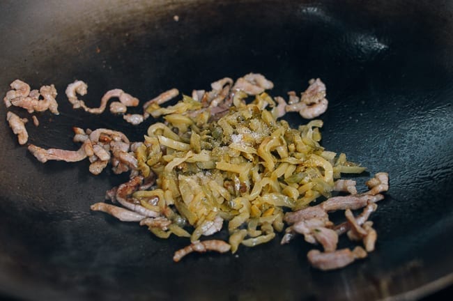 Adding zha cai to pork in wok, geagle.miooashdv.tk