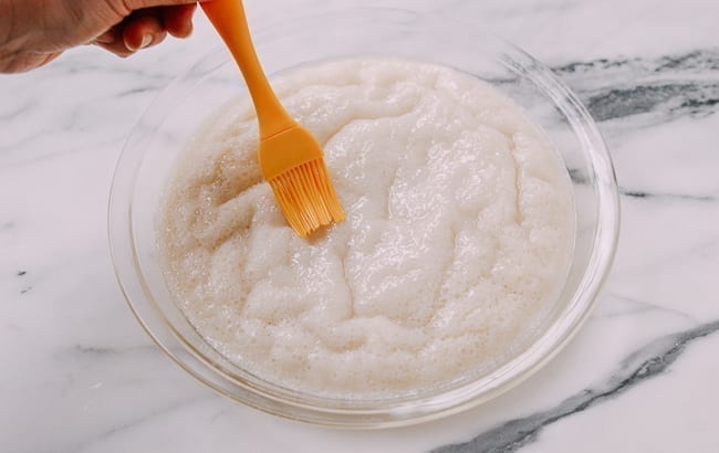 Brushing white sugar sponge cake with oil, geagle.miooashdv.tk