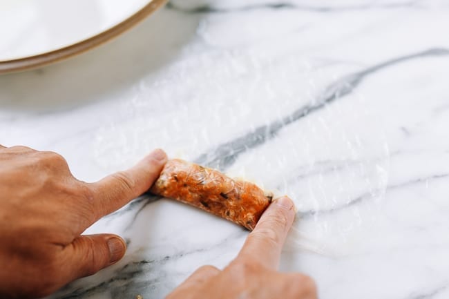 Pressing rice paper around filling, geagle.miooashdv.tk