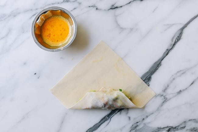Rolling corner of egg roll wrapper over filling, geagle.miooashdv.tk