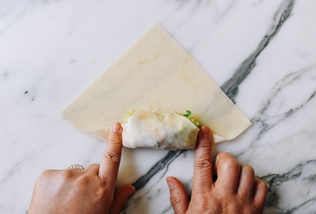 Pressing down egg roll wrapper on both sides of filling, geagle.miooashdv.tk
