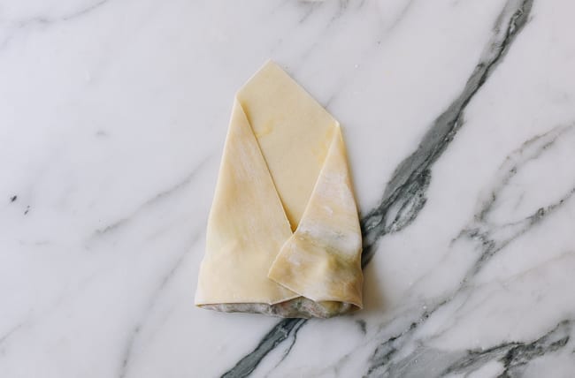 Folding both sides of egg roll wrapper into the middle, geagle.miooashdv.tk