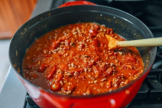 Stirring pot of tomato meat sauce, geagle.miooashdv.tk