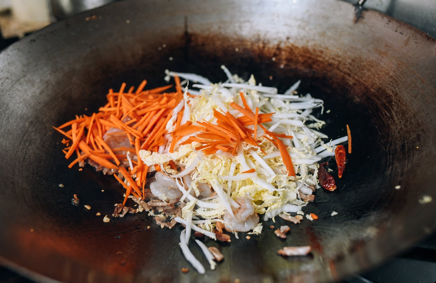 Adding carrots and napa cabbage to wok, geagle.miooashdv.tk