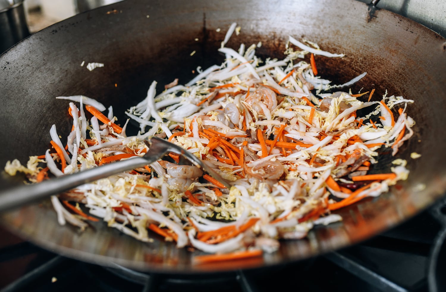 Stir-frying Singapore noodle ingredients, geagle.miooashdv.tk