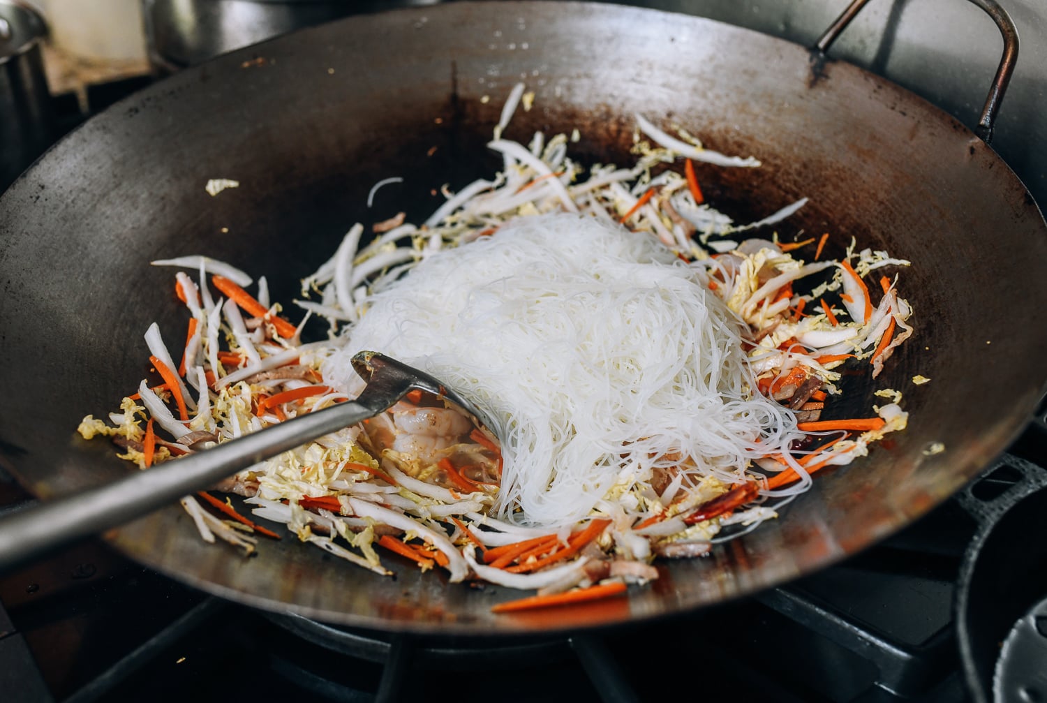 Adding the rice noodles to the wok, geagle.miooashdv.tk