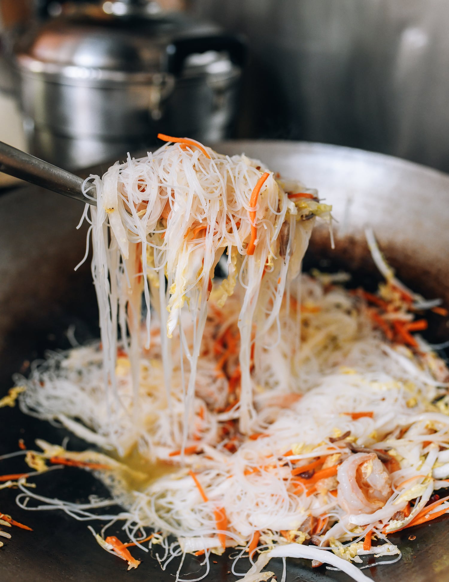 Lifting rice noodles with wok spatula to loosen them, geagle.miooashdv.tk