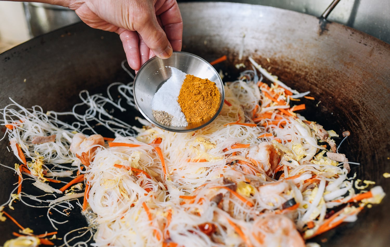 Adding curry powder, salt, sugar, and white pepper to noodles in wok, geagle.miooashdv.tk