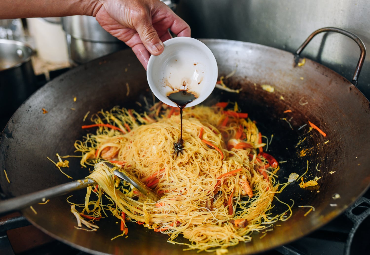 Adding sesame oil and soy sauce to singapore noodles in wok, geagle.miooashdv.tk